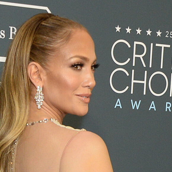 Jennifer Lopez - 25e édition de la soirée des "Critics Choice Awards" au Barker Hangar à Santa Monica, Los Angeles, Californie, Etats-Unis, le 12 janvier 2020.