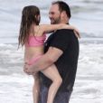 Ethan Suplee et ses filles Frances et Billie se baignent lors de leurs vacances a Hawaii, le 5 janvier 2014.
