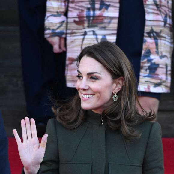 Kate Middleton et son mari le prince William lors d'une visite officielle à Bradfort (Yorkshire de l'ouest), le mercredi le 15 janvier 2020. Après avoir rencontré des fans, ils ont visité une association puis ont dégusté un lassi (sorte de mikshake originaire d'Inde) dans une chaîne de restaurants locale. C'est la première sortie des époux de Cambridge depuis l'annonce du départ de Meghan Markle et le prince Harry de la famille royale britannique. 