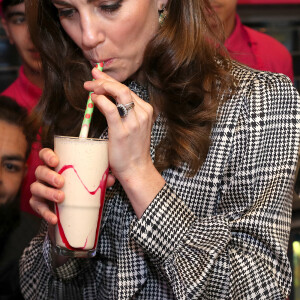 Kate Middleton et son mari le prince William lors d'une visite officielle à Bradfort (Yorkshire de l'ouest), le mercredi le 15 janvier 2020. Après avoir rencontré des fans, ils ont visité une association puis ont dégusté un lassi (sorte de mikshake originaire d'Inde) dans une chaîne de restaurants locale. C'est la première sortie des époux de Cambridge depuis l'annonce du départ de Meghan Markle et le prince Harry de la famille royale britannique. 