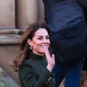 Le prince William, duc de Cambridge, et Catherine (Kate) Middleton, duchesse de Cambridge, à Centenary Square lors de leur visite à Bradford. Le duc et la duchesse se sont entretenus avec des membres du public lors d'une promenade. Bradford, le 15 janvier 2020.