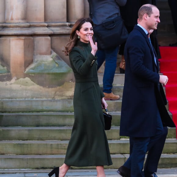 Le prince William, duc de Cambridge, et Catherine (Kate) Middleton, duchesse de Cambridge, à Centenary Square lors de leur visite à Bradford. Le duc et la duchesse se sont entretenus avec des membres du public lors d'une promenade. Bradford, le 15 janvier 2020.