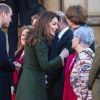 Le prince William, duc de Cambridge, et Catherine (Kate) Middleton, duchesse de Cambridge, à Centenary Square lors de leur visite à Bradford. Le duc et la duchesse se sont entretenus avec des membres du public lors d'une promenade. Bradford, le 15 janvier 2020.
