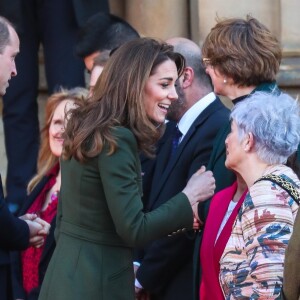 Le prince William, duc de Cambridge, et Catherine (Kate) Middleton, duchesse de Cambridge, à Centenary Square lors de leur visite à Bradford. Le duc et la duchesse se sont entretenus avec des membres du public lors d'une promenade. Bradford, le 15 janvier 2020.