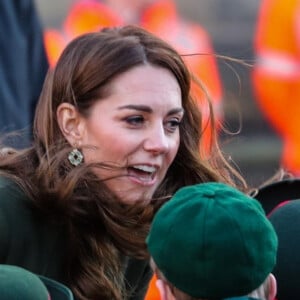 Le prince William, duc de Cambridge, et Catherine (Kate) Middleton, duchesse de Cambridge, à Centenary Square lors de leur visite à Bradford. Le duc et la duchesse se sont entretenus avec des membres du public lors d'une promenade. Bradford, le 15 janvier 2020.