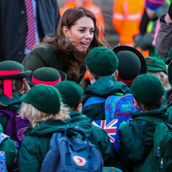 Le prince William, duc de Cambridge, et Catherine (Kate) Middleton, duchesse de Cambridge, à Centenary Square lors de leur visite à Bradford. Le duc et la duchesse se sont entretenus avec des membres du public lors d'une promenade. Bradford, le 15 janvier 2020.