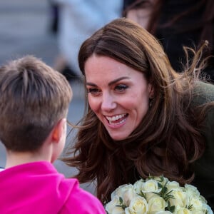 Le prince William, duc de Cambridge, et Catherine (Kate) Middleton, duchesse de Cambridge, à Centenary Square lors de leur visite à Bradford. Le duc et la duchesse se sont entretenus avec des membres du public lors d'une promenade. Bradford, le 15 janvier 2020.