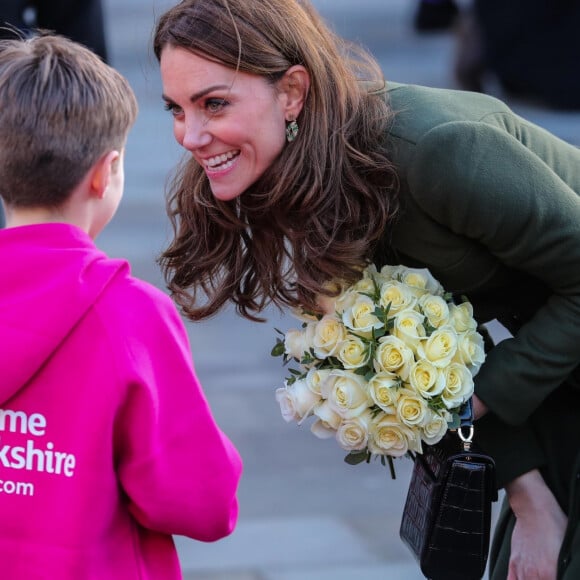 Le prince William, duc de Cambridge, et Catherine (Kate) Middleton, duchesse de Cambridge, à Centenary Square lors de leur visite à Bradford. Le duc et la duchesse se sont entretenus avec des membres du public lors d'une promenade. Bradford, le 15 janvier 2020.