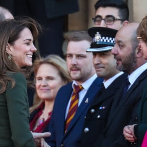 Le prince William, duc de Cambridge, et Catherine (Kate) Middleton, duchesse de Cambridge, à Centenary Square lors de leur visite à Bradford. Le duc et la duchesse se sont entretenus avec des membres du public lors d'une promenade. Bradford, le 15 janvier 2020.