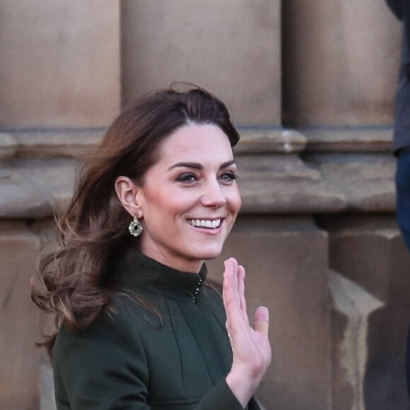 Le prince William, duc de Cambridge, et Catherine (Kate) Middleton, duchesse de Cambridge, à Centenary Square lors de leur visite à Bradford. Le duc et la duchesse se sont entretenus avec des membres du public lors d'une promenade. Bradford, le 15 janvier 2020.