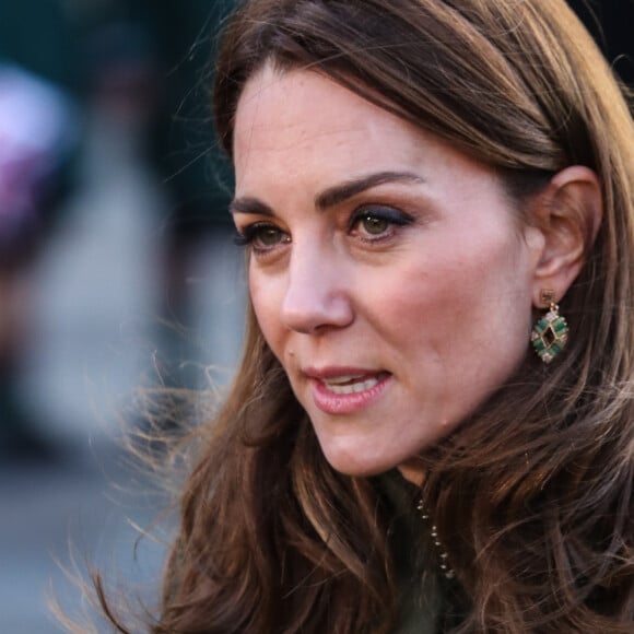 Le prince William, duc de Cambridge, et Catherine (Kate) Middleton, duchesse de Cambridge, à Centenary Square lors de leur visite à Bradford. Le duc et la duchesse se sont entretenus avec des membres du public lors d'une promenade. Bradford, le 15 janvier 2020.