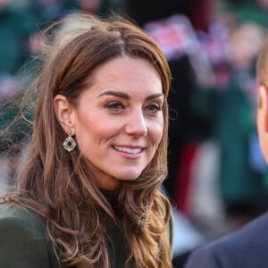 Le prince William, duc de Cambridge, et Catherine (Kate) Middleton, duchesse de Cambridge, à Centenary Square lors de leur visite à Bradford. Le duc et la duchesse se sont entretenus avec des membres du public lors d'une promenade. Bradford, le 15 janvier 2020.