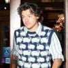 Harry Styles porte un pull avec des moutons tricotés à la sortie d'un immeuble à New York, le 12 novembre 2019.