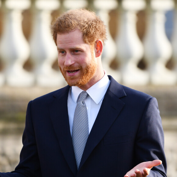 Première apparition publique une semaine après l'annonce de sa mise en retrait de la monarchie britannique avec sa femme du prince Harry, duc de Sussex, qui préside jeudi le tirage au sort de la Coupe du monde de rugby à XIII 2021 pour les tournois masculins, féminins et en fauteuil roulant au palais de Buckingham, à Londres, Royaume Uni, le 16 janvier 2020.