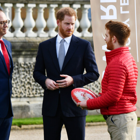 Première apparition publique une semaine après l'annonce de sa mise en retrait de la monarchie britannique avec sa femme du prince Harry, duc de Sussex, qui préside jeudi le tirage au sort de la Coupe du monde de rugby à XIII 2021 pour les tournois masculins, féminins et en fauteuil roulant au palais de Buckingham, à Londres, Royaume Uni, le 16 janvier 2020.