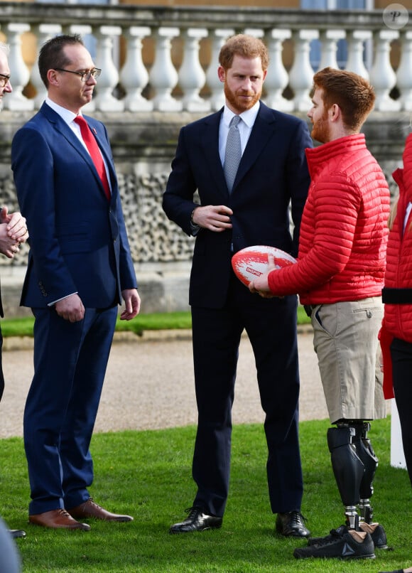 Première apparition publique une semaine après l'annonce de sa mise en retrait de la monarchie britannique avec sa femme du prince Harry, duc de Sussex, qui préside jeudi le tirage au sort de la Coupe du monde de rugby à XIII 2021 pour les tournois masculins, féminins et en fauteuil roulant au palais de Buckingham, à Londres, Royaume Uni, le 16 janvier 2020.