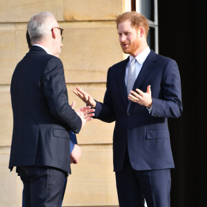 Première apparition publique une semaine après l'annonce de sa mise en retrait de la monarchie britannique avec sa femme du prince Harry, duc de Sussex, qui préside jeudi le tirage au sort de la Coupe du monde de rugby à XIII 2021 pour les tournois masculins, féminins et en fauteuil roulant au palais de Buckingham, à Londres, Royaume Uni, le 16 janvier 2020.