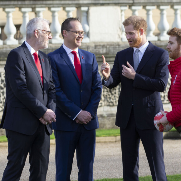 Première apparition publique une semaine après l'annonce de sa mise en retrait de la monarchie britannique avec sa femme du prince Harry, duc de Sussex, qui préside jeudi le tirage au sort de la Coupe du monde de rugby à XIII 2021 pour les tournois masculins, féminins et en fauteuil roulant au palais de Buckingham, à Londres, Royaume Uni, le 16 janvier 2020.