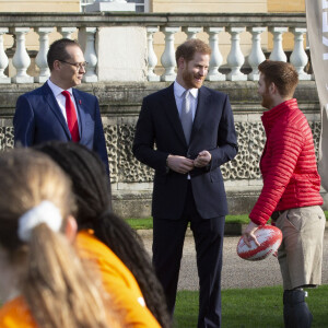 Première apparition publique une semaine après l'annonce de sa mise en retrait de la monarchie britannique avec sa femme du prince Harry, duc de Sussex, qui préside jeudi le tirage au sort de la Coupe du monde de rugby à XIII 2021 pour les tournois masculins, féminins et en fauteuil roulant au palais de Buckingham, à Londres, Royaume Uni, le 16 janvier 2020.