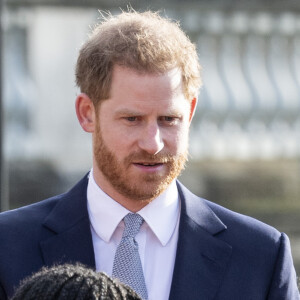 Le prince Harry, duc de Sussex, rencontre des jeunes joueurs de rugby dans les jardins du palais de Buckhingam à Londres le 16 janvier 2020.