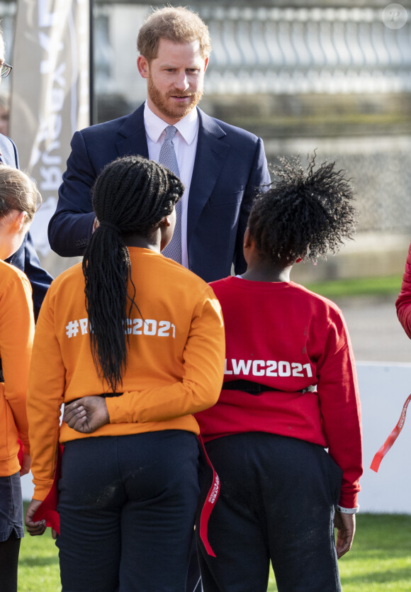 Le prince Harry, duc de Sussex, rencontre des jeunes joueurs de rugby dans les jardins du palais de Buckhingam à Londres le 16 janvier 2020.