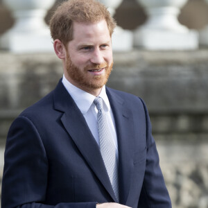 Le prince Harry, duc de Sussex, rencontre des jeunes joueurs de rugby dans les jardins du palais de Buckhingam à Londres le 16 janvier 2020.