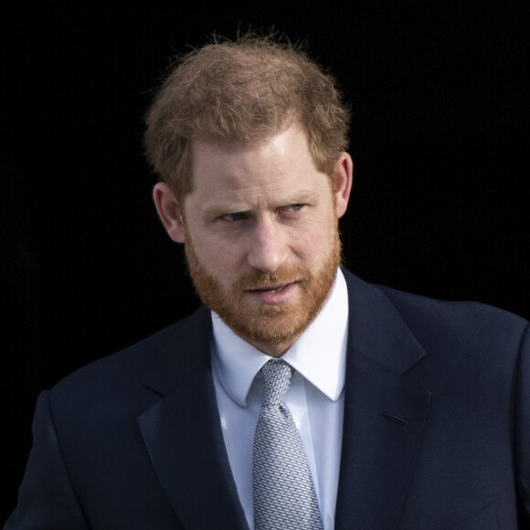 Le prince Harry, duc de Sussex, rencontre des jeunes joueurs de rugby dans les jardins du palais de Buckhingam à Londres le 16 janvier 2020.