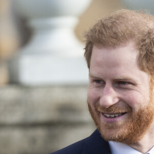 Le prince Harry, duc de Sussex, rencontre des jeunes joueurs de rugby dans les jardins du palais de Buckhingam à Londres le 16 janvier 2020.