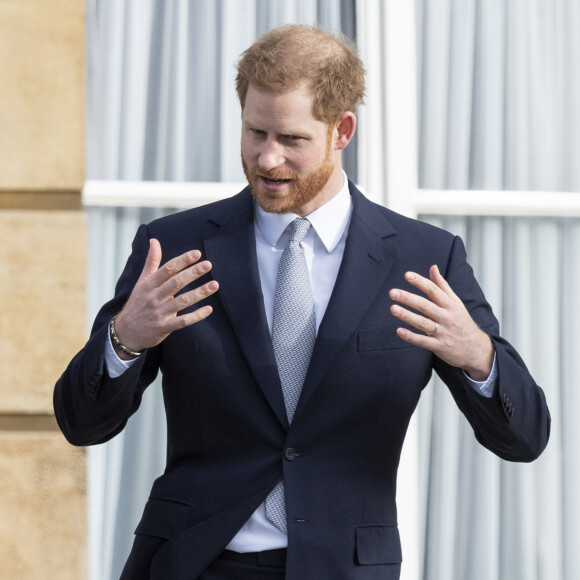 Le prince Harry, duc de Sussex, rencontre des jeunes joueurs de rugby dans les jardins du palais de Buckhingam à Londres le 16 janvier 2020.