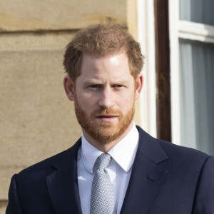 Le prince Harry, duc de Sussex, rencontre des jeunes joueurs de rugby dans les jardins du palais de Buckhingam à Londres le 16 janvier 2020.