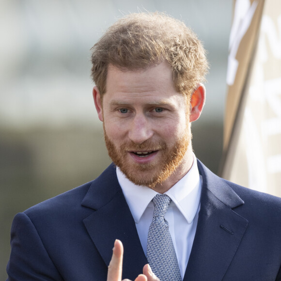 Le prince Harry, duc de Sussex, rencontre des jeunes joueurs de rugby dans les jardins du palais de Buckhingam à Londres le 16 janvier 2020.