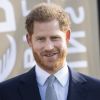 Le prince Harry, duc de Sussex, rencontre des jeunes joueurs de rugby dans les jardins du palais de Buckhingam à Londres le 16 janvier 2020.