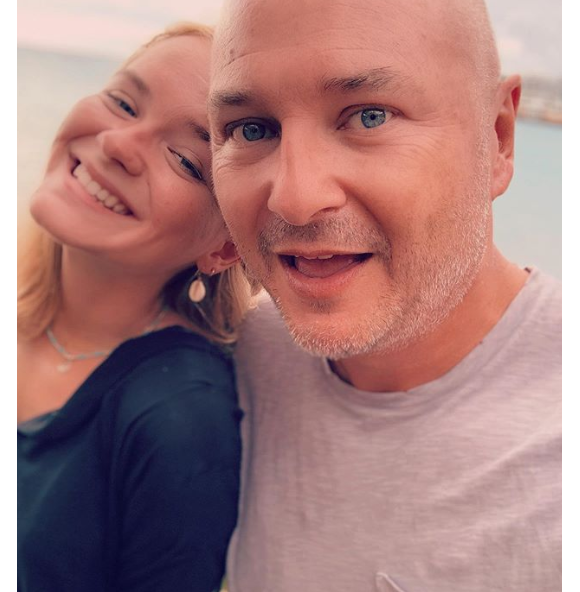 Cauet complice avec sa fille Ivana lors de vacances à Saint-Martin en juillet 2019.