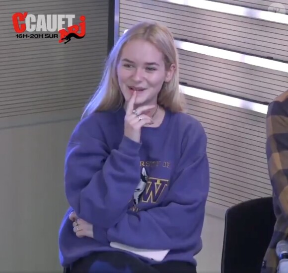 Ivana, la fille de Cauet, rend visite à son papa dans les studios d'NRJ. Le 16 janvier 2020.