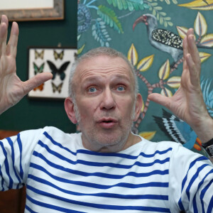 Le couturier français Jean-Paul Gaultier en rendez-vous, lors d'une interview à Moscou, le 21 octobre 2019.