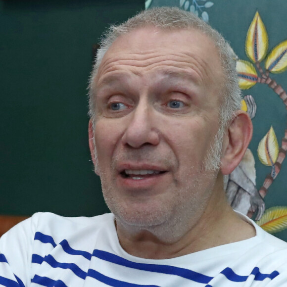 Le couturier français Jean-Paul Gaultier en rendez-vous, lors d'une interview à Moscou, le 21 octobre 2019.