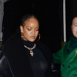 La chanteuse Rihanna quitte le club privé "Annabel" à Londres le 9 décembre 2019.