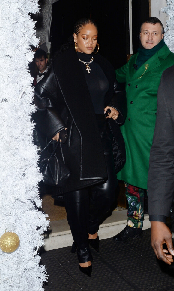 La chanteuse Rihanna quitte le club privé "Annabel" à Londres le 9 décembre 2019.