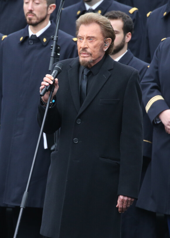 Johnny Hallyday qui chante "Un dimanche de janvier" en hommage aux victimes - Hommage rendu aux victimes des attentats de janvier et de novembre 2015, place de la République à Paris, le 10 janvier 2016.