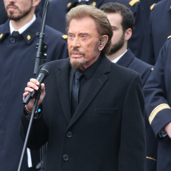 Johnny Hallyday qui chante "Un dimanche de janvier" en hommage aux victimes - Hommage rendu aux victimes des attentats de janvier et de novembre 2015, place de la République à Paris, le 10 janvier 2016.