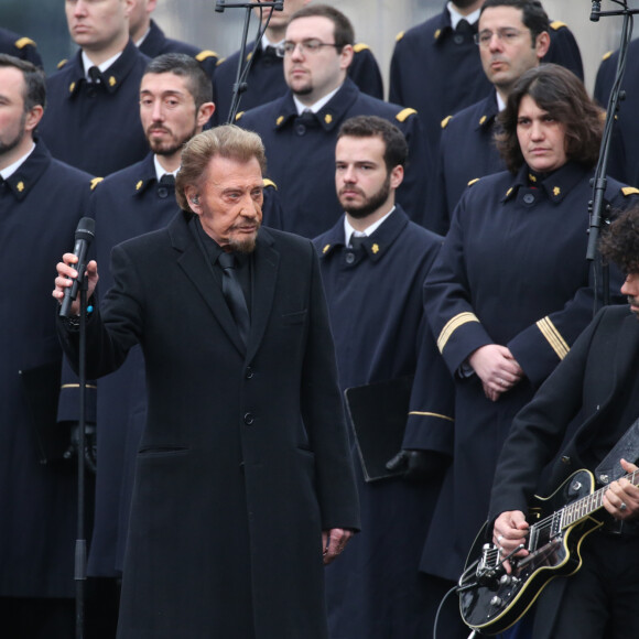 Johnny Hallyday qui chante "Un dimanche de janvier" en hommage aux victimes, Yarol Poupaud - Hommage rendu aux victimes des attentats de janvier et de novembre 2015, place de la République à Paris, le 10 janvier 2016.