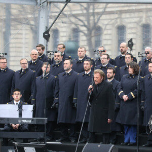 Johnny Hallyday qui chante "Un dimanche de janvier" en hommage aux victimes, Yarol Poupaud - Hommage rendu aux victimes des attentats de janvier et de novembre 2015, place de la République à Paris, le 10 janvier 2016.