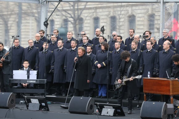 Johnny Hallyday qui chante "Un dimanche de janvier" en hommage aux victimes, Yarol Poupaud - Hommage rendu aux victimes des attentats de janvier et de novembre 2015, place de la République à Paris, le 10 janvier 2016.