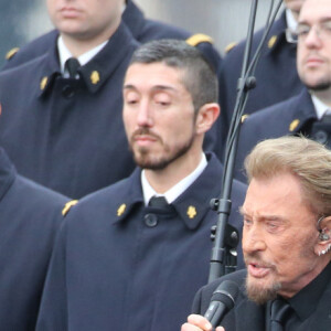 Johnny Hallyday qui chante "Un dimanche de janvier" en hommage aux victimes, Yarol Poupaud - Hommage rendu aux victimes des attentats de janvier et de novembre 2015, place de la République à Paris, le 10 janvier 2016.