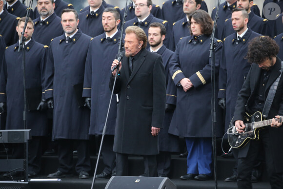 Johnny Hallyday qui chante "Un dimanche de janvier" en hommage aux victimes, Yarol Poupaud - Hommage rendu aux victimes des attentats de janvier et de novembre 2015, place de la République à Paris, le 10 janvier 2016.