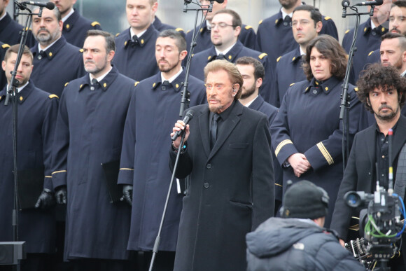 Johnny Hallyday qui chante "Un dimanche de janvier" en hommage aux victimes, Yarol Poupaud - Hommage rendu aux victimes des attentats de janvier et de novembre 2015, place de la République à Paris, le 10 janvier 2016.