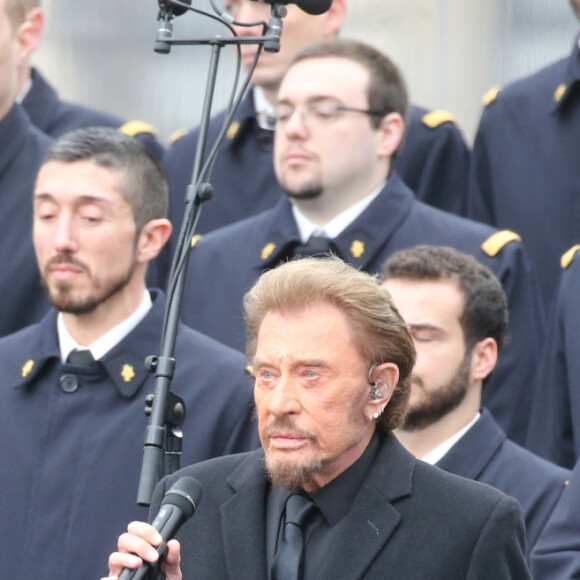 Johnny Hallyday qui chante "Un dimanche de janvier" en hommage aux victimes, Yarol Poupaud - Hommage rendu aux victimes des attentats de janvier et de novembre 2015, place de la République à Paris, le 10 janvier 2016.