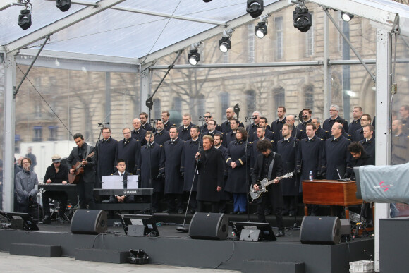 Yodelice (Maxim Nucci), Johnny Hallyday qui chante "Un dimanche de janvier" en hommage aux victimes, Yarol Poupaud - Hommage rendu aux victimes des attentats de janvier et de novembre 2015, place de la République à Paris, le 10 janvier 2016.