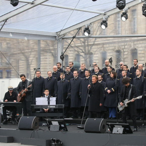 Yodelice (Maxim Nucci), Johnny Hallyday qui chante "Un dimanche de janvier" en hommage aux victimes, Yarol Poupaud - Hommage rendu aux victimes des attentats de janvier et de novembre 2015, place de la République à Paris, le 10 janvier 2016.