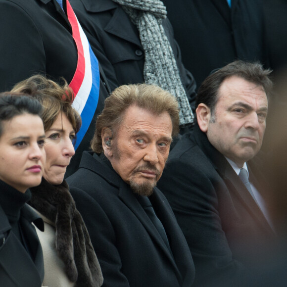 Sandrine Mazetier, Bertrand Delanoë, Najat Vallaud-Belkacem, Marisol Touraine, Johnny Hallyday et Joël Mergui - Hommage rendu aux victimes des attentats de janvier et de novembre 2015, place de la République à Paris, le 10 janvier 2016.